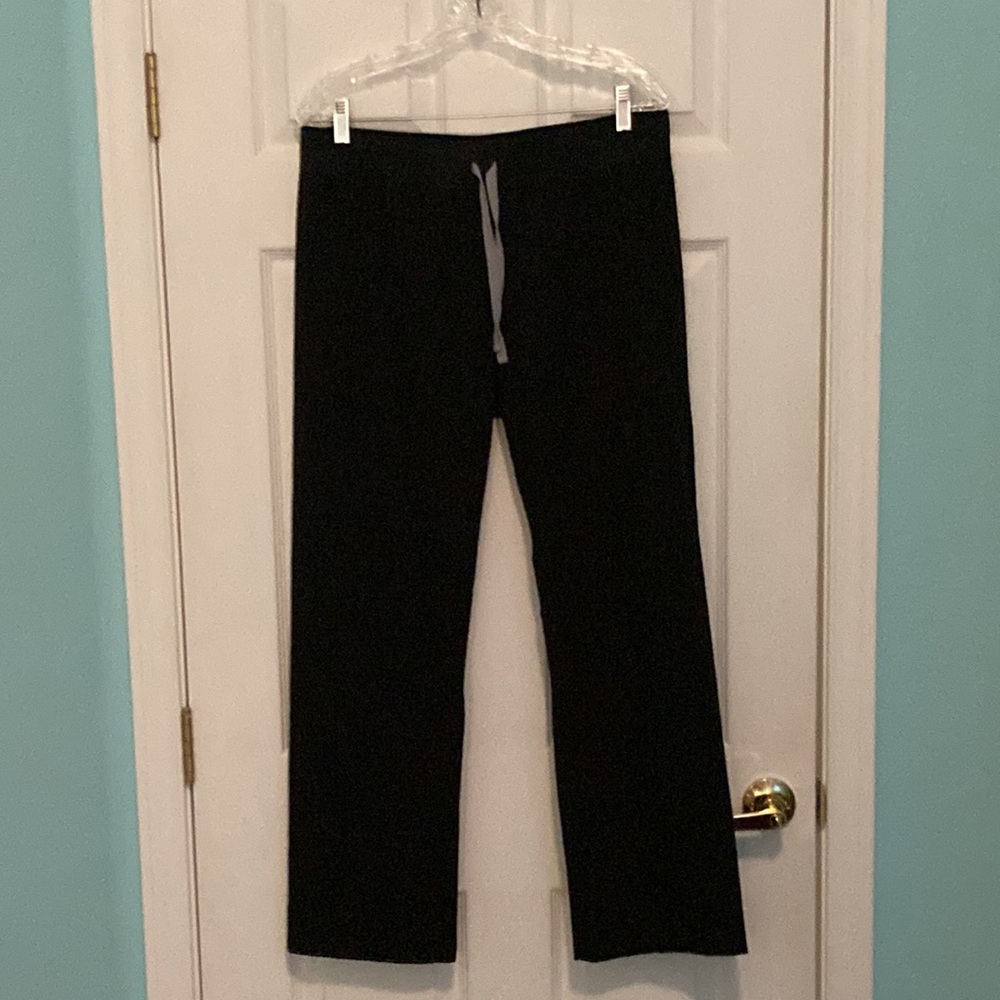 Figs Women’s Livingston Basic Scrub Pants Medium Petite in Black